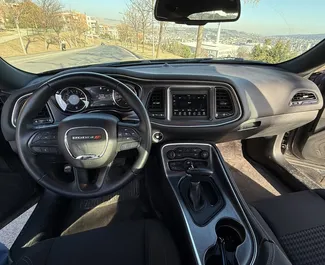 Innenraum von Dodge Challenger zur Miete in Georgien. Ein großartiges 4-Sitzer Fahrzeug mit Automatisch Getriebe.