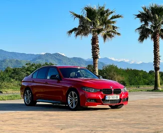 Frontansicht eines Mietwagens BMW 328i Xdrive Performance in Tiflis, Georgien ✓ Auto Nr.14534. ✓ Automatisch TM ✓ 0 Bewertungen.