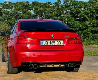 Benzin 2,0L Motor von BMW 328i Xdrive Performance 2015 zur Miete in Tiflis.
