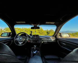 Innenraum von BMW 328i Xdrive Performance zur Miete in Georgien. Ein großartiges 5-Sitzer Fahrzeug mit Automatisch Getriebe.