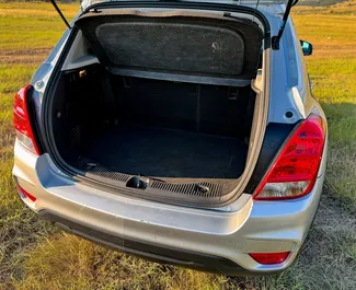 Innenraum von Chevrolet Trax zur Miete in Georgien. Ein großartiges 5-Sitzer Fahrzeug mit Automatisch Getriebe.