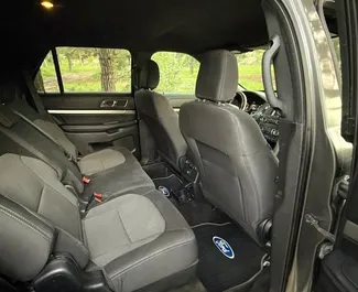 Innenraum von Ford Explorer zur Miete in Georgien. Ein großartiges 7-Sitzer Fahrzeug mit Automatisch Getriebe.
