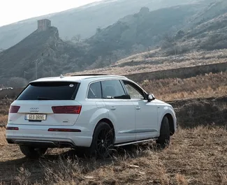 Innenraum von Audi Q7 zur Miete in Georgien. Ein großartiges 7-Sitzer Fahrzeug mit Automatisch Getriebe.