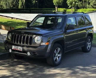 Frontansicht eines Mietwagens Jeep Patriot in Tiflis, Georgien ✓ Auto Nr.14681. ✓ Automatisch TM ✓ 0 Bewertungen.