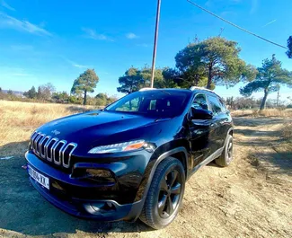 Frontansicht eines Mietwagens Jeep Cherokee in Tiflis, Georgien ✓ Auto Nr.14752. ✓ Automatisch TM ✓ 0 Bewertungen.
