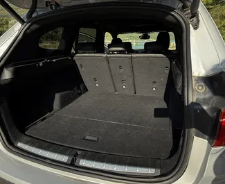 Innenraum von BMW X1 zur Miete in Georgien. Ein großartiges 5-Sitzer Fahrzeug mit Automatisch Getriebe.