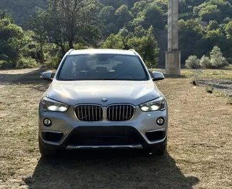 Frontansicht eines Mietwagens BMW X1 in Tiflis, Georgien ✓ Auto Nr.14660. ✓ Automatisch TM ✓ 0 Bewertungen.