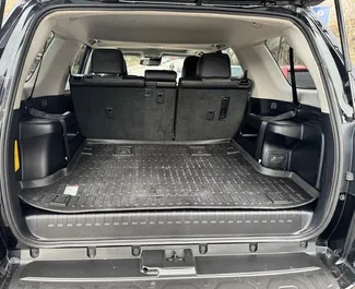 Toyota 4 Runner 2024 mit Antriebssystem Allradantrieb, verfügbar in Tiflis.