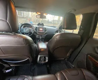 Benzin 3,2L Motor von Jeep Cherokee 2016 zur Miete in Tiflis.