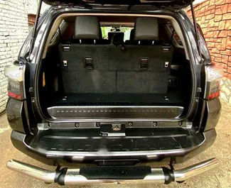 Vermietung Toyota 4 Runner. Komfort, SUV Fahrzeug zur Miete in Georgien ✓ Kaution Keine Kaution ✓ Versicherungsoptionen KFZ-HV.