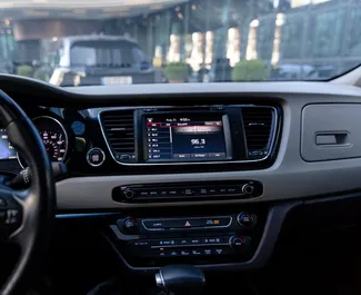 Benzin 3,3L Motor von Kia Sedona 2017 zur Miete in Tiflis.
