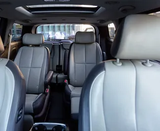 Innenraum von Kia Sedona zur Miete in Georgien. Ein großartiges 7-Sitzer Fahrzeug mit Automatisch Getriebe.