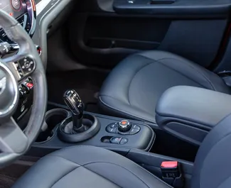 Mini Countryman Cooper 2021 mit Antriebssystem Frontantrieb, verfügbar in Tiflis.
