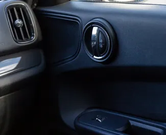 Innenraum von Mini Countryman Cooper zur Miete in Georgien. Ein großartiges 5-Sitzer Fahrzeug mit Automatisch Getriebe.