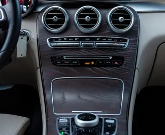 Innenraum von Mercedes-Benz GLC-Class zur Miete in Georgien. Ein großartiges 5-Sitzer Fahrzeug mit Automatisch Getriebe.