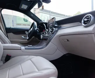 Benzin 2,0L Motor von Mercedes-Benz GLC-Class 2018 zur Miete in Tiflis.