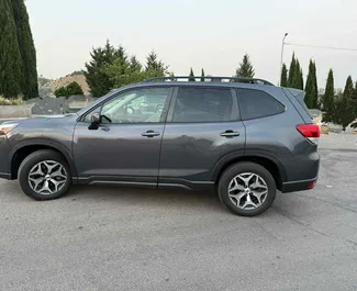 Innenraum von Subaru Forester zur Miete in Georgien. Ein großartiges 5-Sitzer Fahrzeug mit Automatisch Getriebe.