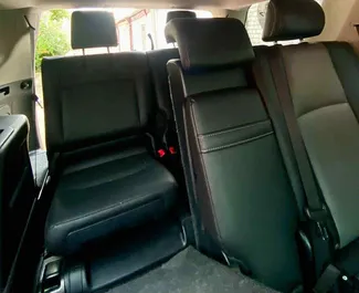 Innenraum von Toyota 4 Runner zur Miete in Georgien. Ein großartiges 7-Sitzer Fahrzeug mit Automatisch Getriebe.