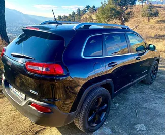 Mietwagen Jeep Cherokee 2016 in Georgien, mit Benzin-Kraftstoff und 271 PS ➤ Ab 130 GEL pro Tag.