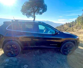 Vermietung Jeep Cherokee. Komfort, SUV, Crossover Fahrzeug zur Miete in Georgien ✓ Kaution Keine Kaution ✓ Versicherungsoptionen KFZ-HV.