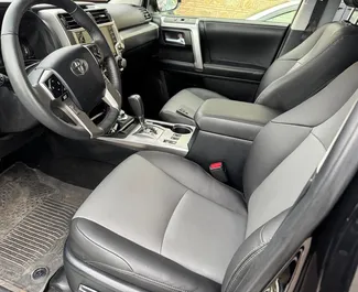 Innenraum von Toyota 4 Runner zur Miete in Georgien. Ein großartiges 7-Sitzer Fahrzeug mit Automatisch Getriebe.