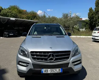 Frontansicht eines Mietwagens Mercedes-Benz ML350 in Tirana, Albanien ✓ Auto Nr.14716. ✓ Automatisch TM ✓ 0 Bewertungen.