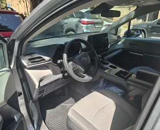 Frontansicht eines Mietwagens Toyota Sienna in Tiflis, Georgien ✓ Auto Nr.14724. ✓ Automatisch TM ✓ 0 Bewertungen.