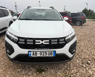 Frontansicht eines Mietwagens Dacia Sandero Stepway am Flughafen von Tirana, Albanien ✓ Auto Nr.14769. ✓ Automatisch TM ✓ 0 Bewertungen.