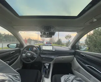 Frontansicht eines Mietwagens Hyundai Bayon am Flughafen Antalya, Türkei ✓ Auto Nr.14775. ✓ Automatisch TM ✓ 0 Bewertungen.