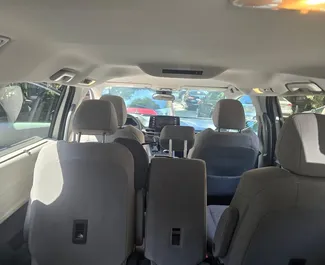 Benzin 2,5L Motor von Toyota Sienna 2023 zur Miete in Tiflis.
