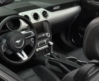 Benzin 5,0L Motor von Ford Mustang Cabrio 2014 zur Miete in Tiflis.
