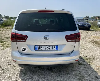 Frontansicht eines Mietwagens SEAT Alhambra am Flughafen von Tirana, Albanien ✓ Auto Nr.14680. ✓ Automatisch TM ✓ 0 Bewertungen.