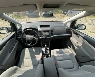 Innenraum von SEAT Alhambra zur Miete in Albanien. Ein großartiges 7-Sitzer Fahrzeug mit Automatisch Getriebe.