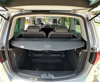 Diesel 2,0L Motor von SEAT Alhambra 2017 zur Miete am Flughafen von Tirana.