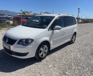 Frontansicht eines Mietwagens Volkswagen Touran in Tirana, Albanien ✓ Auto Nr.14731. ✓ Automatisch TM ✓ 0 Bewertungen.