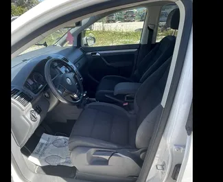 Vermietung Volkswagen Touran. Komfort, Minivan Fahrzeug zur Miete in Albanien ✓ Kaution Einzahlung von 100 EUR ✓ Versicherungsoptionen KFZ-HV, Ausland.
