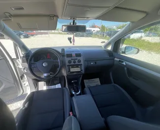 Volkswagen Touran 2010 zur Miete verfügbar in Tirana, mit Kilometerbegrenzung unbegrenzte.