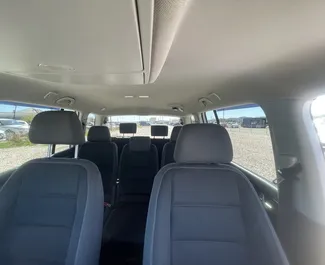 Innenraum von Volkswagen Touran zur Miete in Albanien. Ein großartiges 7-Sitzer Fahrzeug mit Automatisch Getriebe.