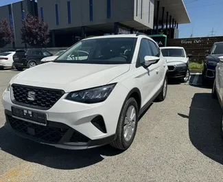 Frontansicht eines Mietwagens SEAT Arona in Tirana, Albanien ✓ Auto Nr.14777. ✓ Automatisch TM ✓ 0 Bewertungen.