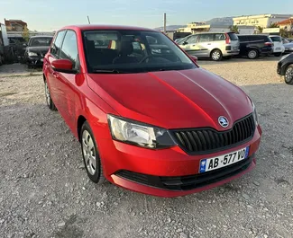 Frontansicht eines Mietwagens Skoda Fabia am Flughafen von Tirana, Albanien ✓ Auto Nr.14773. ✓ Schaltgetriebe TM ✓ 0 Bewertungen.