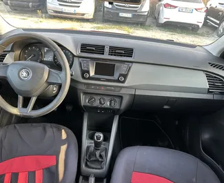 Benzin 1,2L Motor von Skoda Fabia 2017 zur Miete am Flughafen von Tirana.