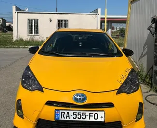 Mietwagen Toyota Prius C 2014 in Georgien, mit Hybride-Kraftstoff und 101 PS ➤ Ab 100 GEL pro Tag.