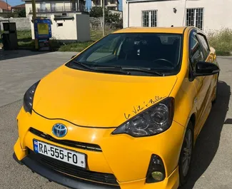 Frontansicht eines Mietwagens Toyota Prius C in Tiflis, Georgien ✓ Auto Nr.14806. ✓ Automatisch TM ✓ 0 Bewertungen.