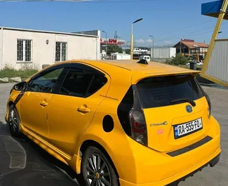 Hybride 1,5L Motor von Toyota Prius C 2014 zur Miete in Tiflis.