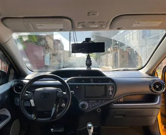 Toyota Prius C 2014 zur Miete verfügbar in Tiflis, mit Kilometerbegrenzung unbegrenzte.