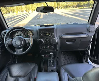 Benzin 3,6L Motor von Jeep Wrangler 2021 zur Miete in Tiflis.