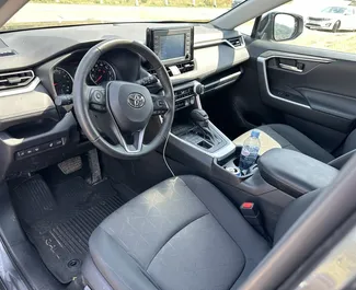 Mietwagen Toyota Rav4 2023 in Georgien, mit Benzin-Kraftstoff und 260 PS ➤ Ab 240 GEL pro Tag.