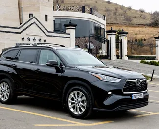 Frontansicht eines Mietwagens Toyota Highlander Hybrid in Tiflis, Georgien ✓ Auto Nr.14799. ✓ Automatisch TM ✓ 0 Bewertungen.