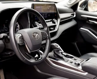 Vermietung Toyota Highlander Hybrid. Komfort, Premium, Crossover Fahrzeug zur Miete in Georgien ✓ Kaution Einzahlung von 200 GEL ✓ Versicherungsoptionen KFZ-HV, TKV.