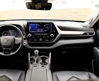 Benzin 2,5L Motor von Toyota Highlander Hybrid 2023 zur Miete in Tiflis.